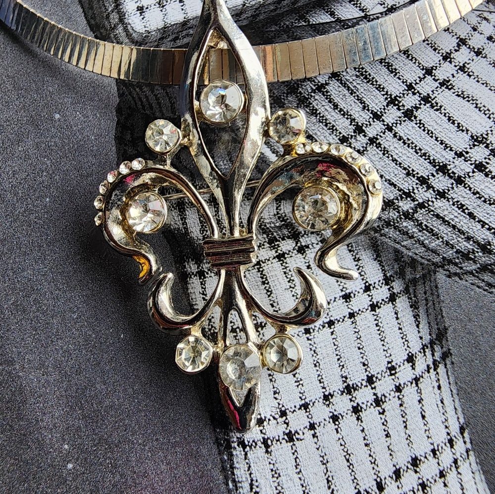 Fluer Di Lis Broach & Pendant
